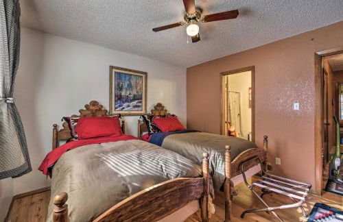 Downtown Red River Retreat with Mtn Views and Yard - Foto 16