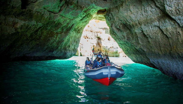 Paseando en lancha por las cuevas del Algarve