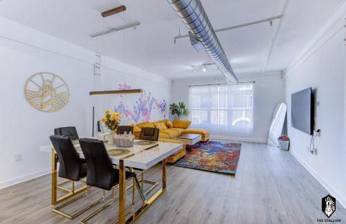The Stallion #209 - Walk to Museums, Luxe Loft with free gated & covered parking - Foto 7