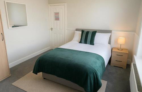 Bright 2-Bed Top Floor Flat, Full Kitchen, Parking - Foto 12