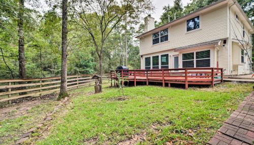 Modern Montgomery Home with Backyard, Deck, and Grill - Foto 3