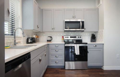 2BR Escape w Parking&Pool, Near Rvrwlk & Conv Ctr - Foto 80