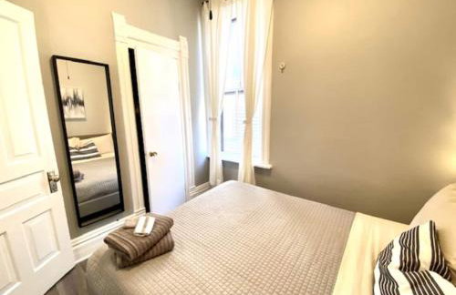 Walk to Wrigley 3BR1BA Sleeps 8 Free Parking - Foto 26