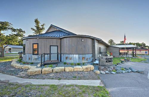 Massive Hatfield Loon Lodge with Roller Rink - Foto 1