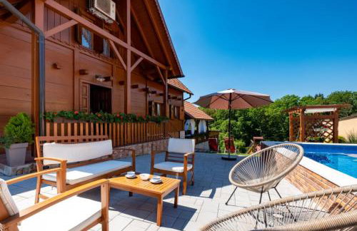 Rustic Cottage With Heated Pool - Happy Rentals - Foto 27