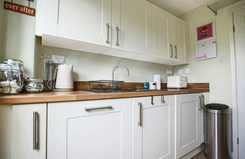 Lowndes House - Close to City Centre - Garden, Free Parking and Smart TV by Yoko Property - Foto 13