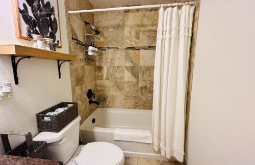 Home Sweet Idahome, feels like home with all the decor you wish you could afford King bed in master, fully fenced dog friendly yard, a few blocks from BSU and downtown Boise, Your perfect stay! - Foto 24