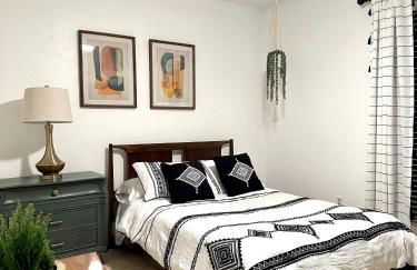 Designer Single Story 4 bed 3 bath home in mid-century style with big backyard and garage - Foto 24