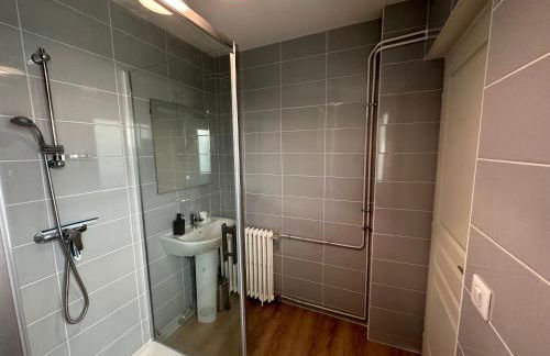 4 Ch - 10 pers - Grande Maison - Parking - Jardin - BBQ - Foto 42