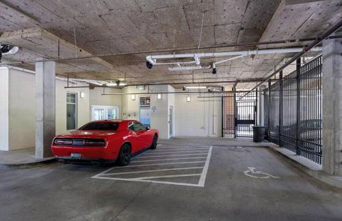 DT Charm Apt with Pool,Gym,Wine,WKSpace, Free Parking - Photo 8