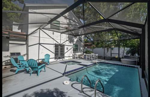 Central Perk Retreat | Heated Pool + Zoo 1 Block! - Foto 1