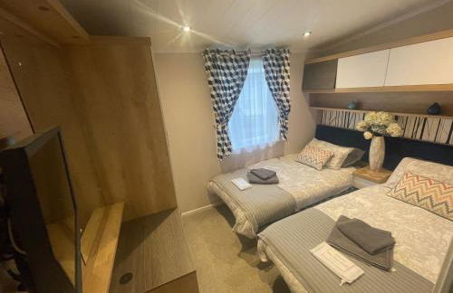 Indulgence Lakeside Lodge i3 with hot tub, private fishing peg situated at Tattershall Lakes Country Park - Foto 39