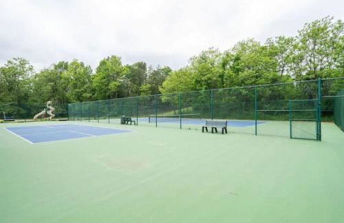 Secluded Retreat w Hot Tub, FirePit & Pool Access - Foto 50