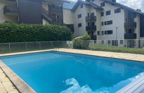 Modern 2BR Apt with Mountain Views & Private Parking - Foto 29