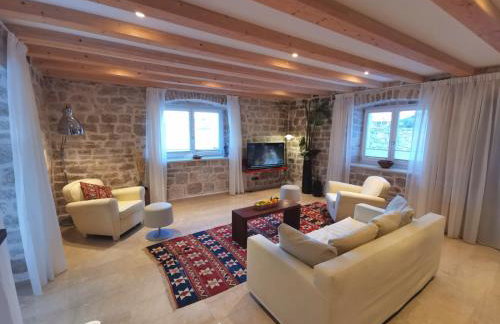 EST Villa DIOCLETIAN on Solta - luxurious villa, beachfront, private pool, outdoor BBQ, large terrace and garden, free parking - Wonderful privacy - Foto 9