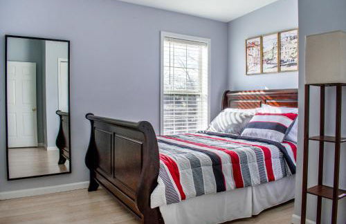 Cozy condo with yard and patio. Long-stay discount available - Foto 2