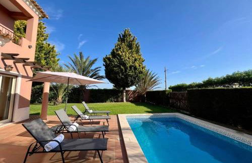 Gated Family Villa with Private Pool and Garden - Foto 1