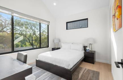 Modern Oasis w Pool Hot Tub Rooftop Deck Home Theater Mariposa Retreat by AvantStay - Foto 28