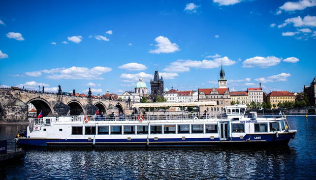 Paseo en barco por el río Moldava - Foto 2
