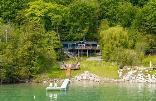 Waterfront Deck and Dock Torch Lake Home! - Foto 37