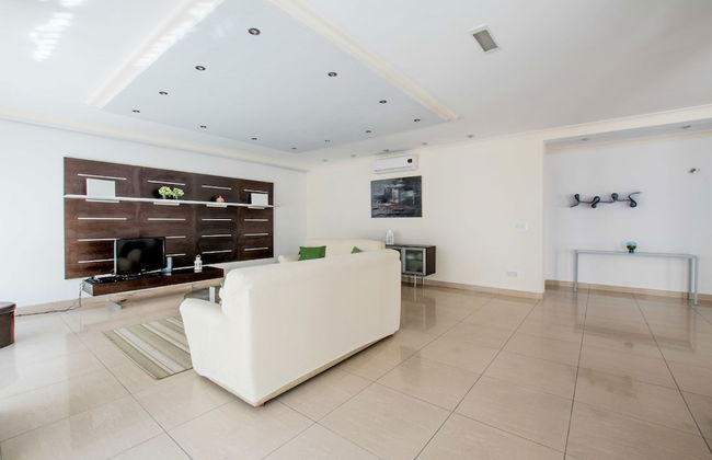 Bright, Spacious and Right in the Center - Foto 1