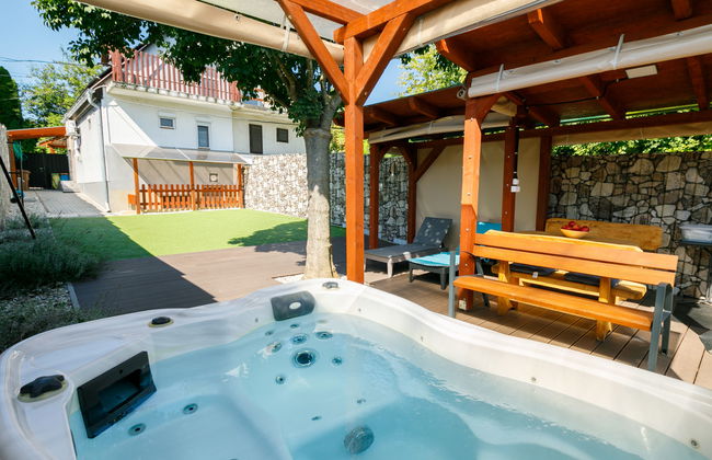 2 bedroom House in Siófok with garden and hot tub - Photo 1