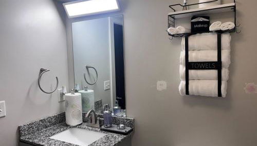 Free Parking! Comfy 1Bedroom Unit! 10 min to Midtown & 1 Mile To Braves Truist Park! - Foto 2, towels, Shower