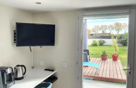 Quiet Studio with Private Parking - Photo 11