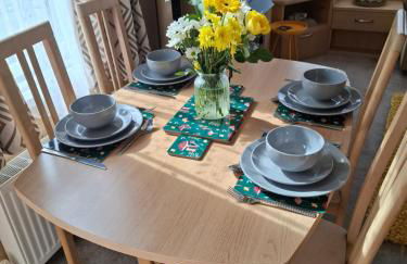 Caravan with hot tub at Tattershall lakes - Foto 13