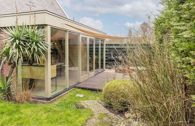 Stylish Holiday Home With Private Garden - Photo 27