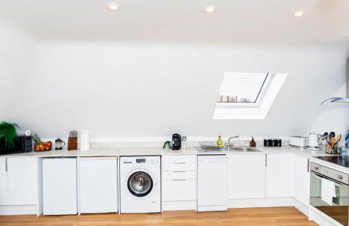 Contemporary 2-Bed Penthouse Central Stay! - Foto 3