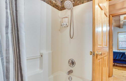 Spacious Home in Helen with Porch and Balcony! - Foto 20