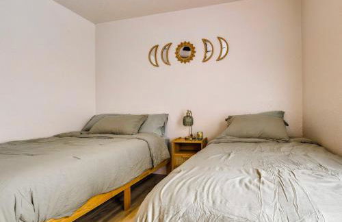 The Pine Haus- Luxury stay with Pickleball, Hot Tub, Fire Pit - Foto 7