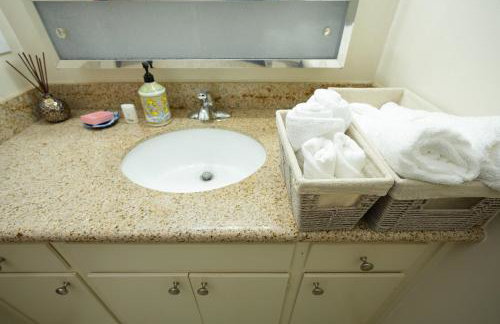 Peaceful Family Friendly 2BR 2BA Entire Apt Unit in Belmont Hill - Foto 16