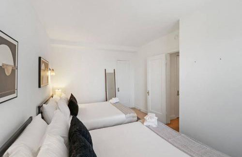 Sleek 1-Bedroom Apt in Chicago - East Park Tower 0610 rep - Photo 17