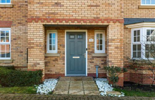 Stunning Detached House with Driveway Parking, Office Room, Self-Check-In, Fast WiFi and Smart TV with Sky and Netflix by Yoko Property - Photo 45