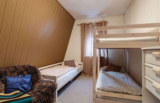 Holiday Home in Thuringia With Private Terrace, use of a Garden and Pool - Photo 9