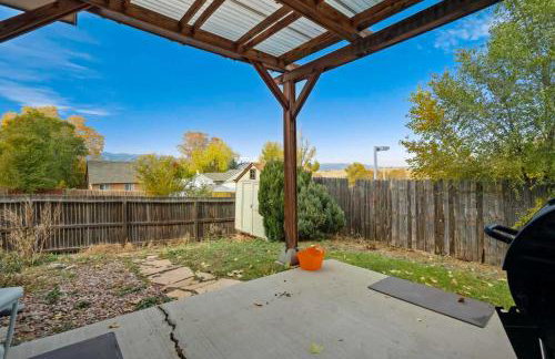 4BR w Fireplace Backyard BBQ near Peterson AFB - Foto 34