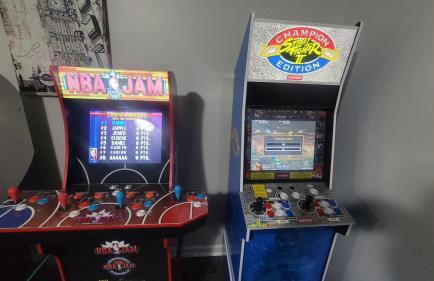 Stylish 4BR Getaway with Game Room, Grills & Cozy Outdoor Fire-Pit - Foto 8