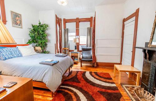 Step Back in Time Charming Victorian with Modern Amenities - Foto 17