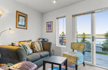 Incredible Water Views, Deck Relaxing Retreat Greenbank Getaway by Avantstay - Foto 24