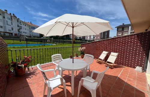 Casita con patio y piscina entre el mar y montañas - Foto 1