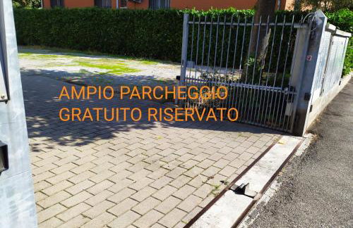 BHH BOLOGNA HOLIDAY HOME private Garden Reserved Parking -wwwbolognaholidayhomecom- house garden parking - Foto 20