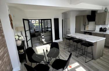 Spacious, cosy & stylish 3 Bed Home in Salford, near Trafford Park - Free Parking - Foto 9