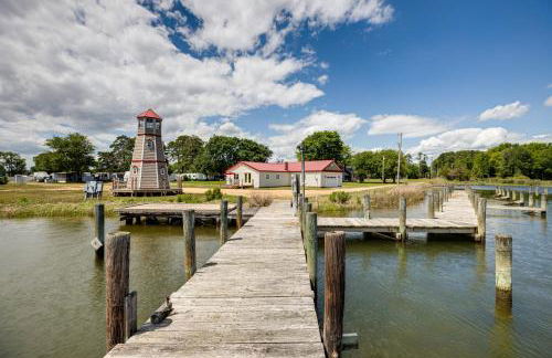 Dock Access Waterfront Cottage in Avenue! - Foto 1