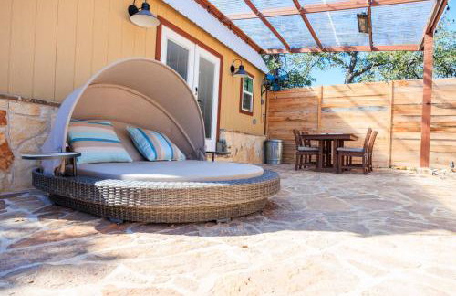 Romantic Tiny Luxury Retreat w heated pool, sauna n outdoor shower in Wimberley 10 acres - Foto 2