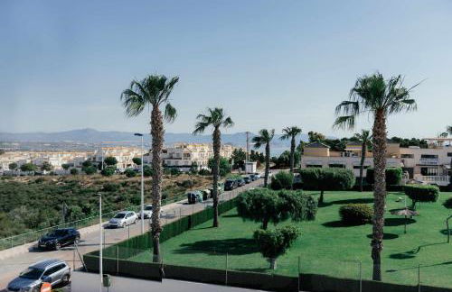 Stunning 2 bedroom apartment with Pool View - Photo 19