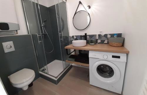 Indy Appart - T2 moderne - Eurexpo - Parking - Balcon vue - Calme Propre - Foto 6