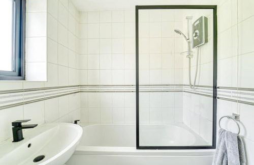 Modern 1BR Apt Netflix, Parking, M6 Access - Foto 6