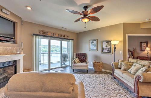 Lakefront Balcony and Pool Access Camdenton Condo - Foto 4